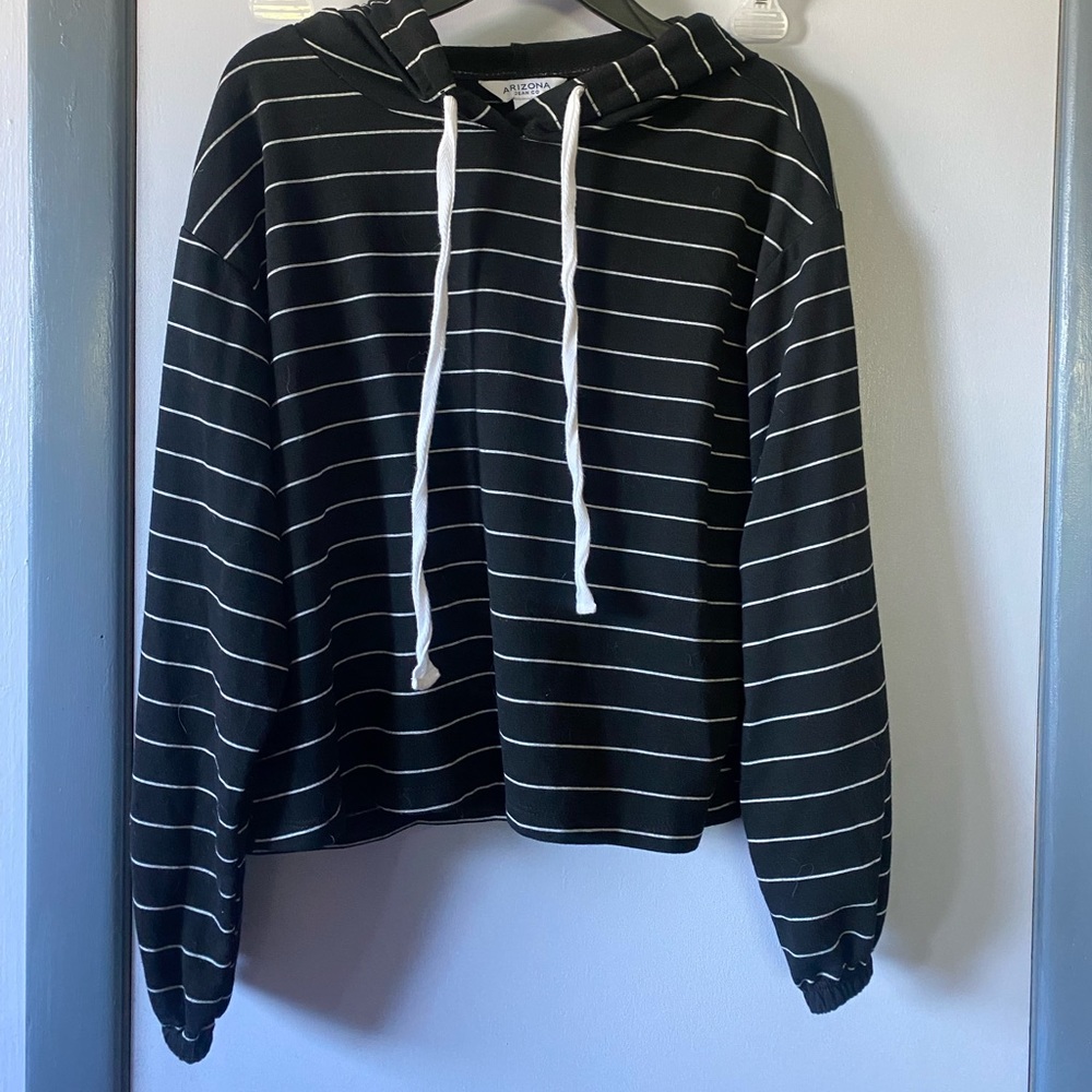 black/white cropped hooded shirt